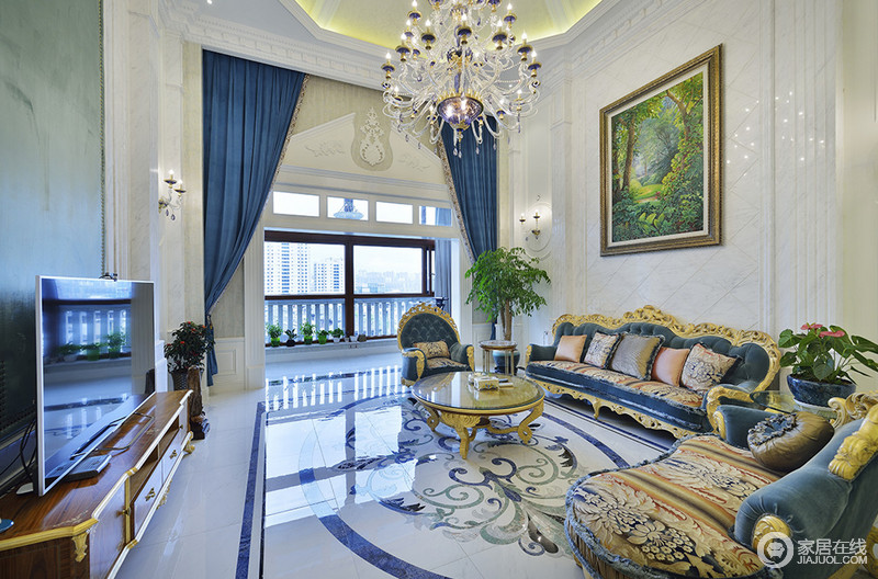 客厅以蓝白色调为主，白色的大理石上细腻的纹理，加上欧式雕刻元素的修饰，在日光下显得轻盈阔朗。蓝色运用在布艺沙发、窗帘及地板拼花上，整体空间透着法式浪漫的纯净。