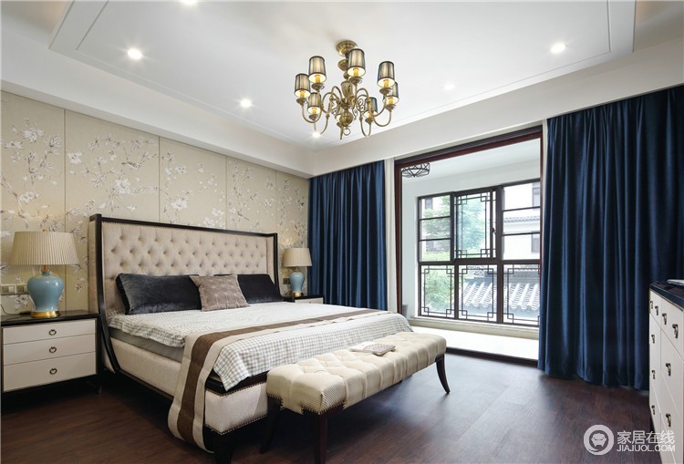 卧室采用直线型设计，素色花鸟背景墙因为蓝色窗帘更富东方优雅；新古典的床头与欧式台灯组合，无形中带来奢华，而床尾凳的新古典与欧式吊灯的璀璨，混搭出温馨。