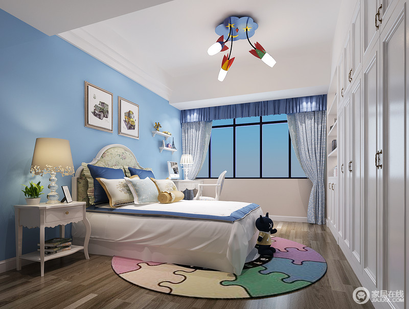 儿童房选用天蓝与白色搭配，使空间散发着清新舒爽之气。衣柜与置物架同样内置墙体，为了方便宝宝开关，则以把手柜门为主。拼图造型的地毯与卡通玩物、飞机造型的顶灯，带来空间活泼的童趣。