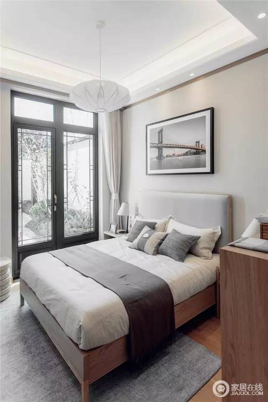 卧室延续整体设计氛围，自然、朴实、静谧。