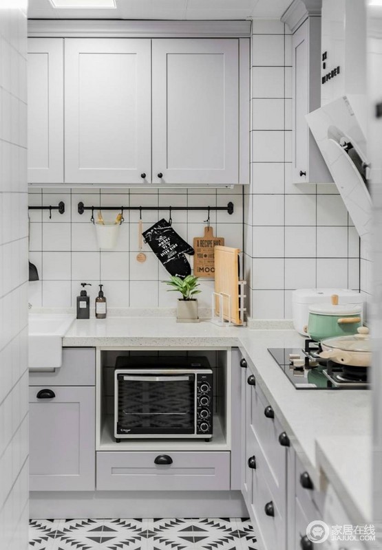 L型的厨房，其实是把生活阳台的地方利用起来让厨房空间更大，加上设计师的巧妙构思，储物空间也是超级多，完全满足所有爱下厨人的要求。