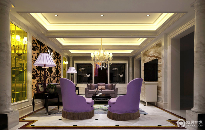 高靠背紫色沙发瞬间夺人目光，奠定整个空间华丽高雅的基调。双面背景墙分别以印花和纹理装饰，在紫色沙发系列的陈设下，空间显得繁而有序。方格镜面的镶嵌减去空间的繁琐，使其轻盈起来。