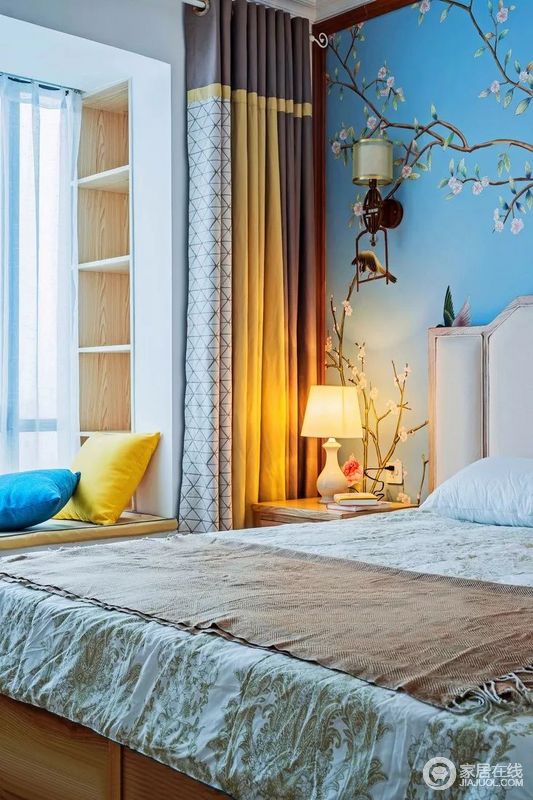 花鸟壁纸+符合整体色系的家具。主卧床为软包床，体现活泼的禅意氛围。