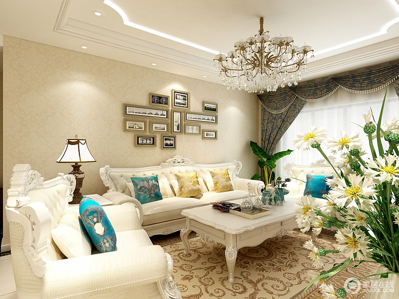 客厅选用舒适的皮制沙发，浅卡其色的沙发与颜色艳丽的地毯做一个对比，墙面装饰画也与地毯相呼应，让人走进来感觉到不是很单一，形成反差美，也突出了欧式风格的特点。