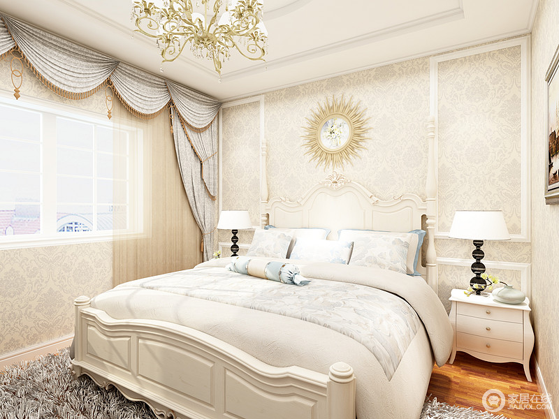 主灯采用传统欧式吊灯使得房间更得静谧，床头柜上方的壁灯能够替代传统的墙面阅读灯。白色的柜体与墙面相得益彰。顶面的造型呈现一种几何美感，蓝色的挂画彰显艺术气息，为空间增加一丝趣味， 浅色条纹与蓝色床品透露出丝丝柔软，比较安逸，创造一个温馨，舒适的休息环境。