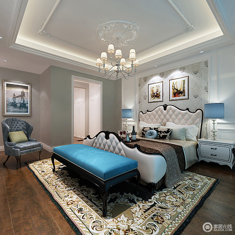 主卧吊顶拼花、多色组合的拼花地毯及软饰展现了鲜明的时代特色，蓝色床尾凳将新摩登注入卧室，除了舒适之外，更多的展示了设计对色彩的拿捏，也令中性调的空间焕彩一新。