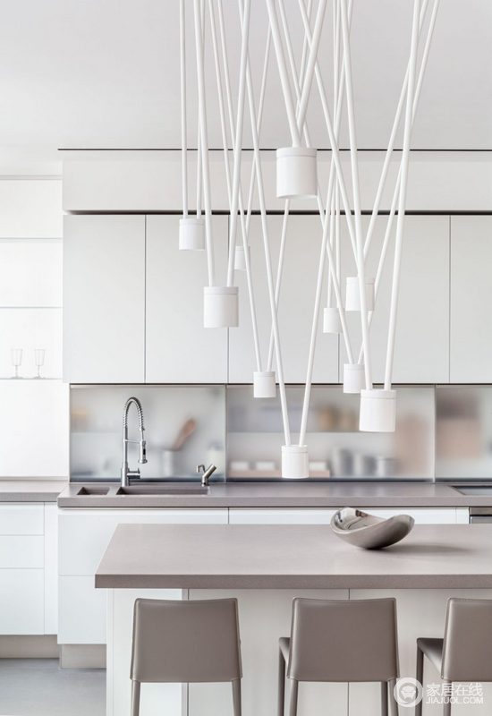 厨房，白色的空间，干净清爽，白色错落的吊灯，使整个空间不过于单一