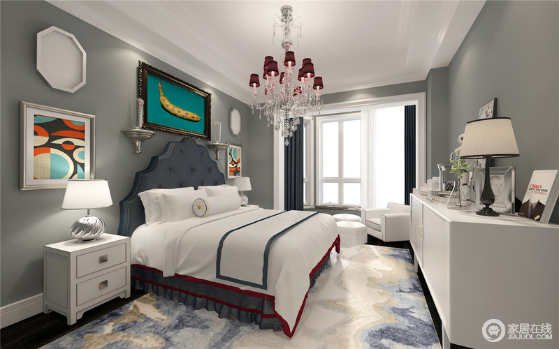 卧室的配色不宜过多，高级灰配乳白，使空间保持舒适视感，同时也彰显轻奢内敛的现代格调。扎染风格的地毯与墙上多彩的挂画，凸显出丰富的层次，展现自由随性的时尚摩登。