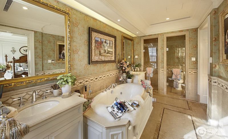 利用微绿花卉壁纸和暖黄金属奠定了空间的氛围，挂画和镜饰增加了卫浴间的艺术性，也更具古典美。