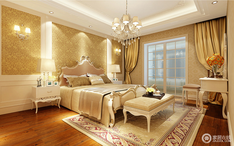卧室璀璨的灯光打在金黄色印花壁纸上，空间轻奢盈动着流光溢彩。优美印花的地毯上欧式雕花双人床与床头矮柜、梳妆台体现出华丽浪漫的高雅贵气。