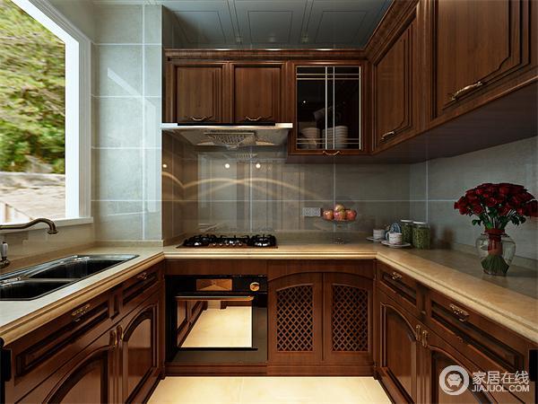 厨房的厨柜用的是实木烤漆柜，显的更加的豪华
