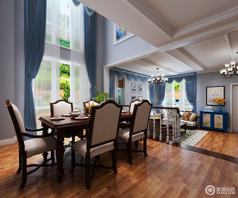 餐厅内大大的落地窗带来充足的光照，蓝色窗帘搭配白色纱幔，增添了浪漫；美式餐桌餐椅复古之中，也平衡着空间的气息，让就餐变得更为庄重和有仪式感。
