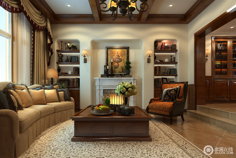 浅色系的沙发搭配木质家具，传递着简洁、舒适的气息，在淡黄色光线的映衬下，呈现出雅致浪漫的韵味。明亮的光线在宽大的窗户照进，让客厅空间显得宽敞大气。