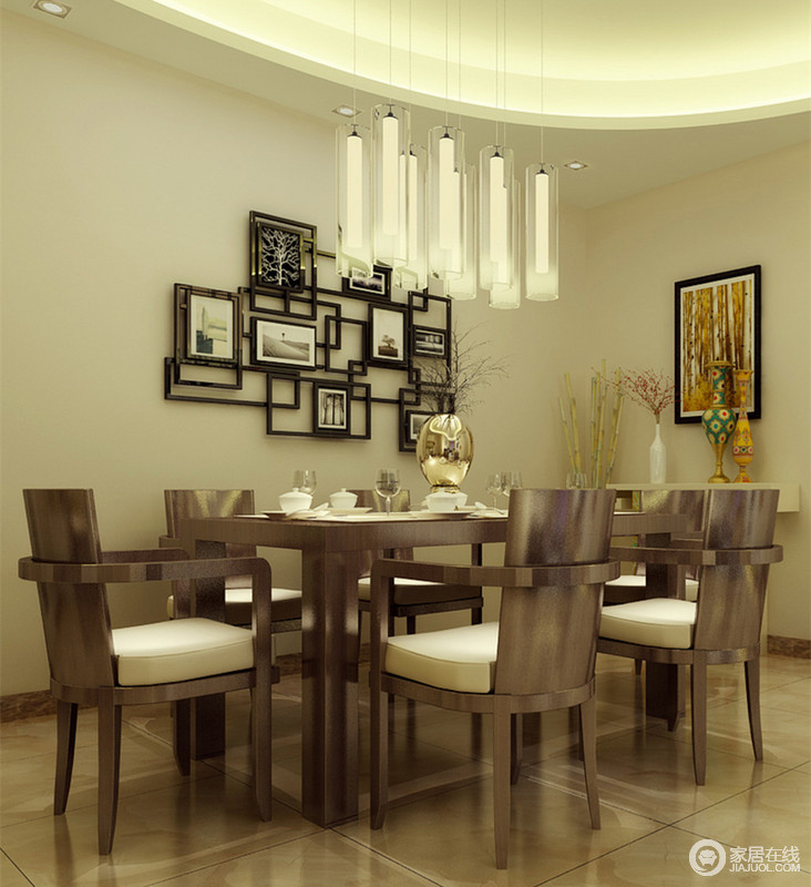 深褐色的木质餐桌椅色泽温润，搭配白色的坐垫，彰显出柔和自然的味道。餐桌上金色花瓶质感时尚，与边几上花瓶碰撞。成组的玻璃吊灯与墙上线条组成的相框，形成繁简对比。