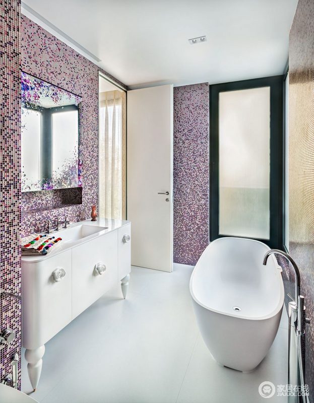 紫色马赛克的设计，使卫生间干净梦幻