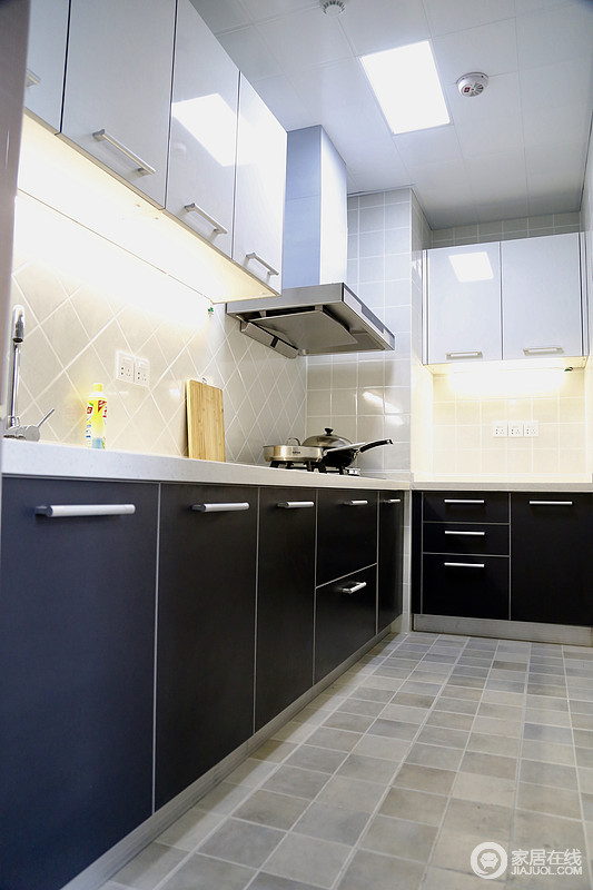 整个厨房都采用了白色+紫色的设计，显得十分的简单大方，搭配上黄色暖光，十分清爽