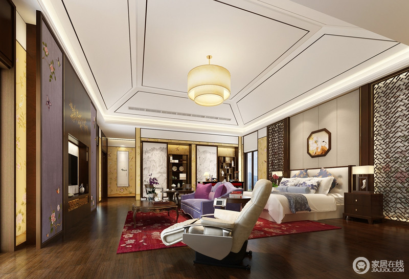 卧室以新中式之调，渲染了一个中韵唯美的空间，窗棂与紫色背景墙传达出传统与现代的冲撞，却在红色地毯的过渡中强化了中式艺术；白色与紫色沙发形成清爽的唯美，令一切都变得清怡起来。