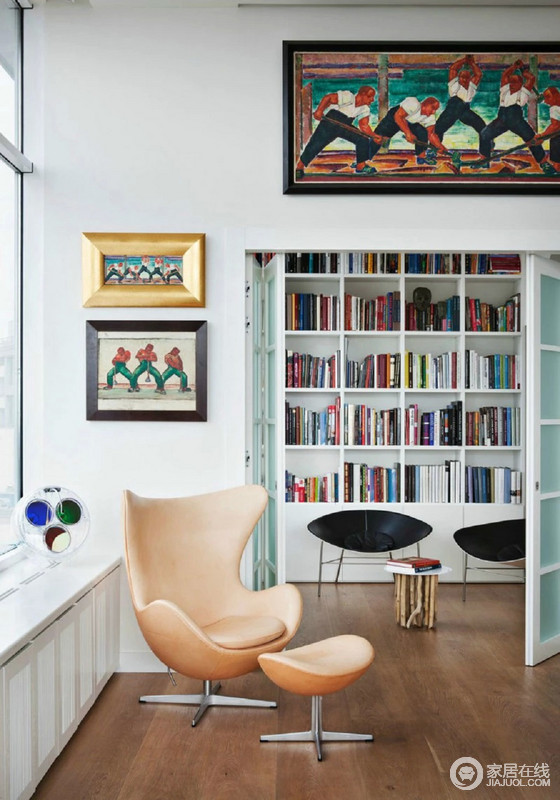 书房中选用玻璃格栅门分划区域，放满书的白色书柜和黑色半圆椅现代大气，木枝小边几宛如一件天然合成的艺术品，让空间浓缩着多形式艺术的精华。