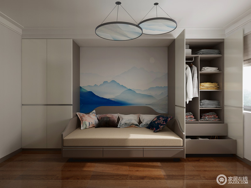 休闲室主要是解决主人的收纳问题，当然了，偶尔也会在这里休息一下，所以，沙发床就成为空间内的主要家具，为了营造一种轻松的氛围，背景墙的蓝山缥缈之境，搭配蓝白写意圆盘吊灯，让生活多了一份艺术感。