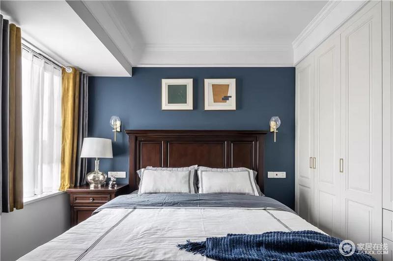 卧室床头背景墙以暗蓝色的背景，挂上绿色、黄色的方块画，带来一个安静而自然的睡眠空间；白色衣柜实现生活的收纳，与美式家具和饰物，让生活既温馨有充满雅致。