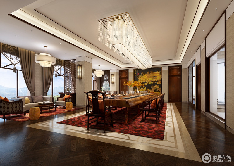 餐厅借用酒店设计的理念，塑造了一个质感上乘，现代感强劲的空间；大面积水晶灯根据餐桌的长度定制，新与旧和谐融合；红色为底，黑色点缀的地毯不仅造型独特，还将喜庆中国情表达出来。
