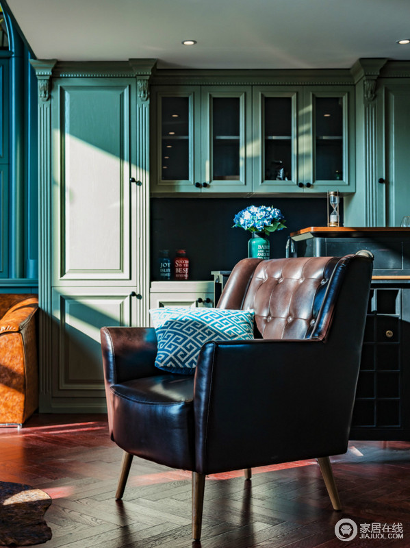 最适合用浓艳的色彩来演绎,就拿这个家的客厅来说,宝蓝色的皮质