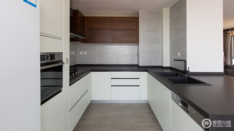 空间整体以灰白色为主，给人清爽干净，简单大方的感觉，灰色的厨房台面搭配一应俱全的卫生间厨具，诠释现代意义的摩登精致