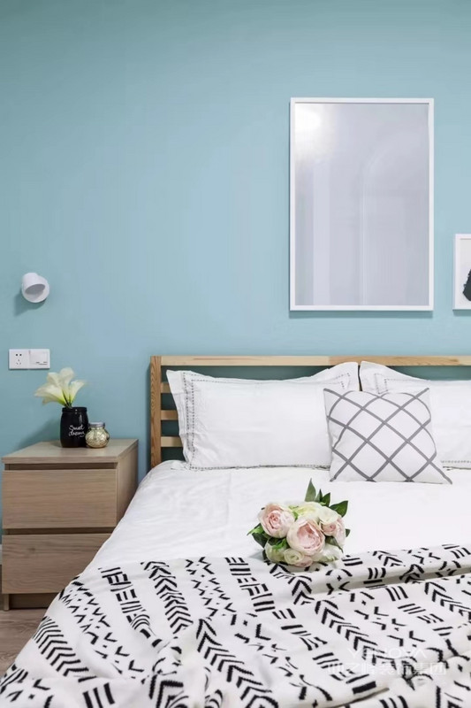 设计师以蓝为主题，搭配白色家具，打造出简洁清爽的居家环境。