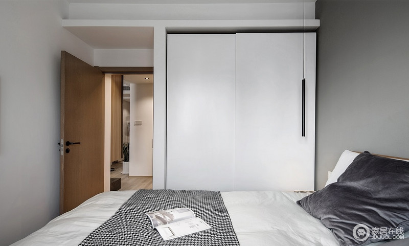 主卧室采用浅灰色背景及白色衣柜配合，十分素静；照明则以气氛打造为主，旨在表达一种生活方式，简单即可，够温馨就好。