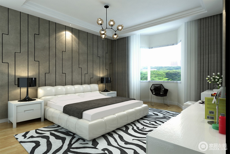 卧室背景墙深灰色的线条设计与斑马纹地毯，搭配出时尚；白色系家具现代利落，搭配黑色单椅和台灯，延续黑白时尚，却足够舒适。