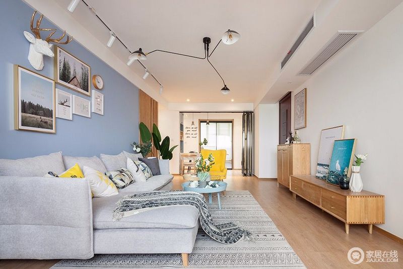 沙发及茶几用灰色加木色的搭配组合凸显出客厅的品位感，再以一款黄色的沙发椅来抢眼配搭，为空间带来些许活力时尚的氛围。
