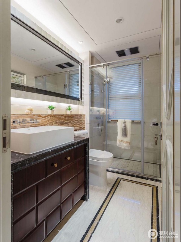 简约且简单的卫生间，利用长方浴室镜增容空间，减少小空间的逼仄感；镜面下方狭长的隔板，放置的多肉小巧玲珑，使干湿分离的空间多了几分自然气息。