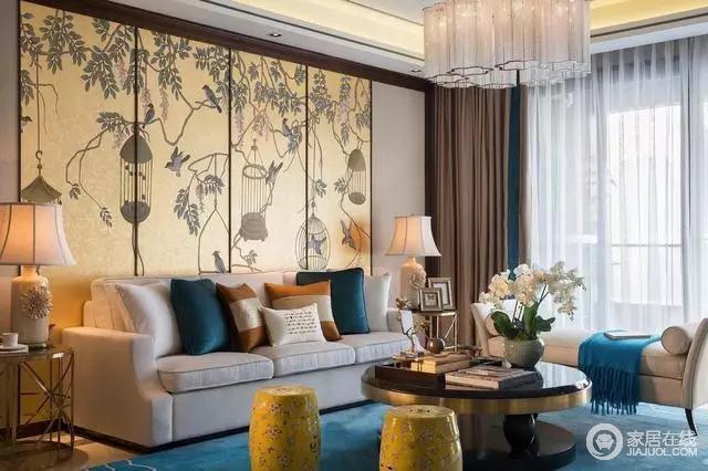从客厅装修上可以看到很多中式韵味的元素，沙发墙和镂空的屏风搭配得恰到好处