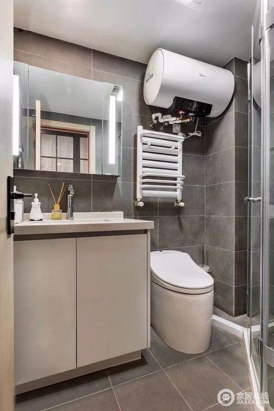 卫生间的设计简单大方，与整体家装风格协调。灰色的瓷砖拼接，突显出一种别样的气质。