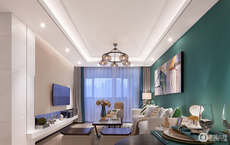 客厅柔和自然的灯光配色，清新自然。