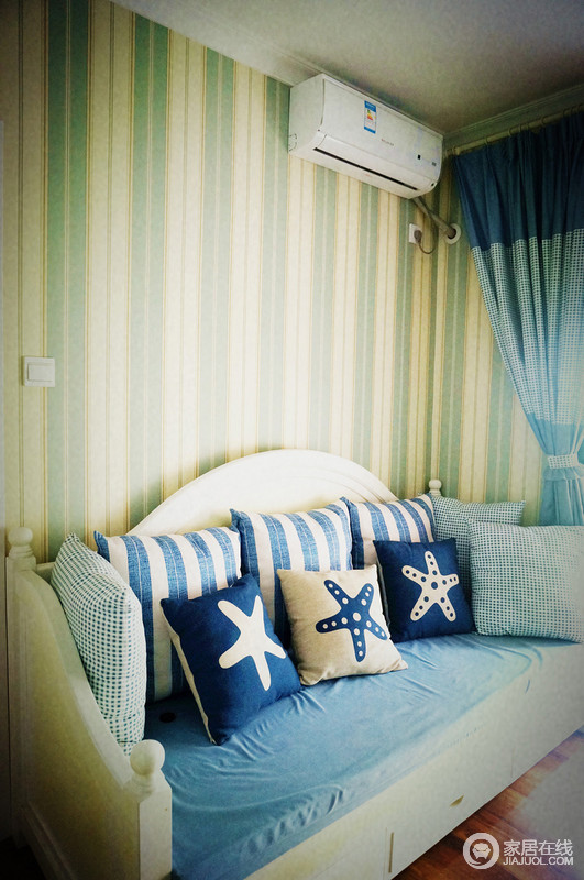 沙发床上的布艺通过一些彩色海星，贝壳，栅栏，蓝色的布艺窗帘来达到地中海的感觉。