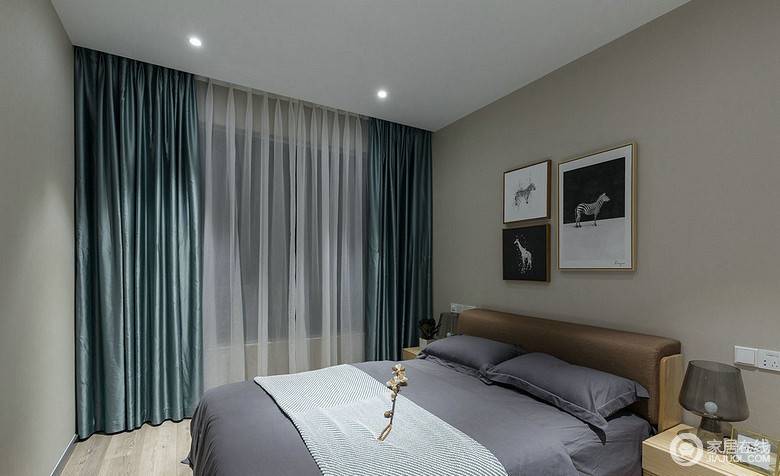 次卧在风格上，延续主卧空间设计；灰色和原木色系中，添加了棕色和湖绿色，加上装饰画的点缀，空间简约但不简单。