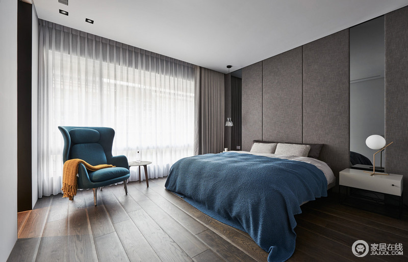 主卧空间承续室内主要设计元素，铺述宁静、优雅的卧眠调性。