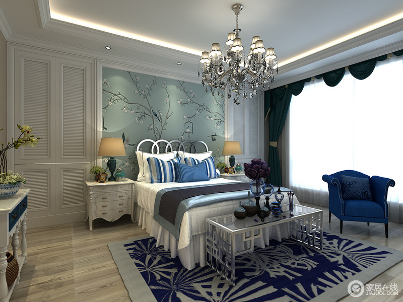 蓝白为主调的卧室里，从床头喧闹的花鸟壁画到地毯上四散的印花图案，演绎出与艺术比邻、与自然相守的空间情态。玻璃茶几上的中式纹样，带来几分复古雅致。