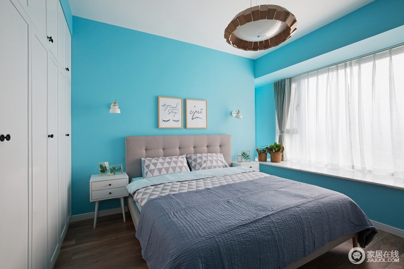 卧室天蓝的背景墙加上布艺的家具，让空间舒适自然。