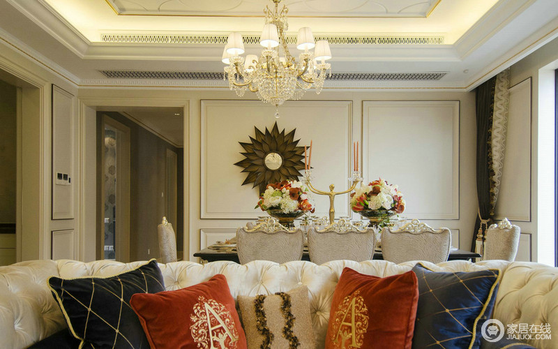 空间以米色为主，却以欧式的设计原则，借欧式家具来表现空间的华丽与温和。
