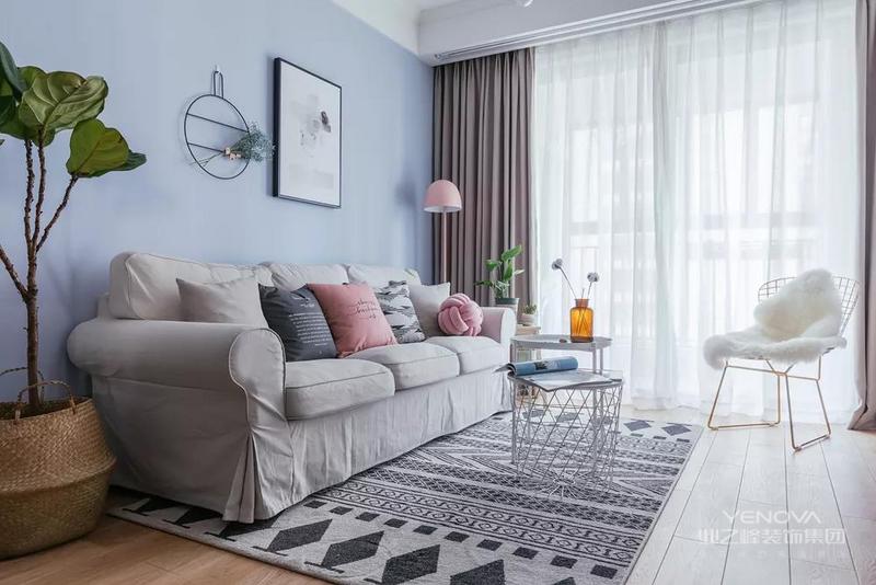 客厅，花纹地毯是时尚之家的绝对首选，带来沙发所没有的乐趣和质感。