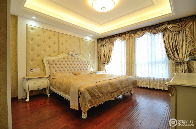 卧室的整体感觉端庄优雅，仿佛将人带入十八世纪保守意大利贵族的舞会中，最能体现身份地位的一种设计。