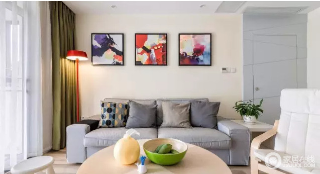 ▲彩色的装饰画和红色的落地灯给整体简洁素净的客厅加入活泼热情的氛围