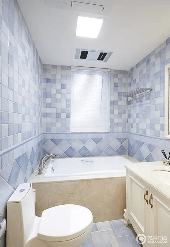 卫生间的面积不大，留给设计师发挥的空间也不是特别多，运用不同深浅蓝色的拼砖，带给人一种清爽的感觉，让小空间不压抑；浴缸和美式盥洗柜满足主人的生活需求，让小空间足以提供好的体验。