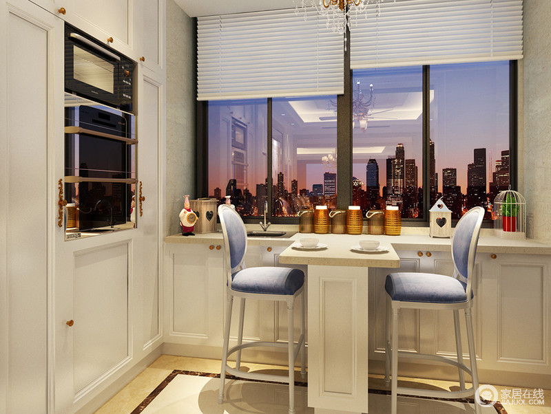 厨房靠窗处设置小吧台，整体的白色带来最纯真的情怀，蓝色餐椅释放出随性悠闲的基调。晚餐前后来杯茶点，一边和亲密的人闲聊，一边欣赏良辰美景，仿佛时光也变得美好。