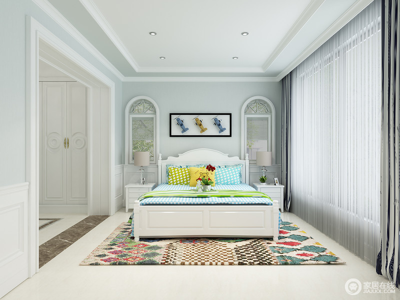 设计师利用浅蓝色的空间为孩子打造一个整洁无暇的生活空间，劲爽的白色家具并无单调，因为用色得体愈显优雅；小清新十足的地毯十分俏皮，与蓝色几何床品活力四射，满是生机。