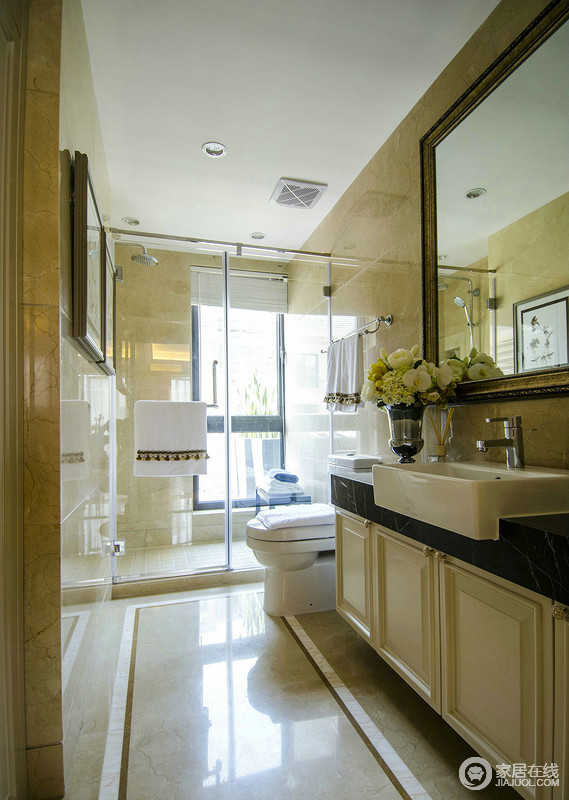 卫生间为了解决干湿问题，利用玻璃淋浴房进行分区设计，米色的砖石自造一种温馨。