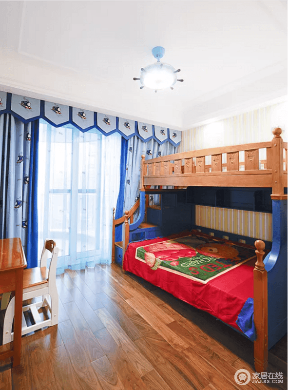 蓝红搭配的儿童房就像电影中的设计一样，看上去特别温馨，双层床的设计就算有两个小朋友也都能住得下，十分人性化；窗帘的展览和俏皮，与实木家具的沉稳，平衡出儿童房里的童趣与温馨，让孩子拥有自己的天地。