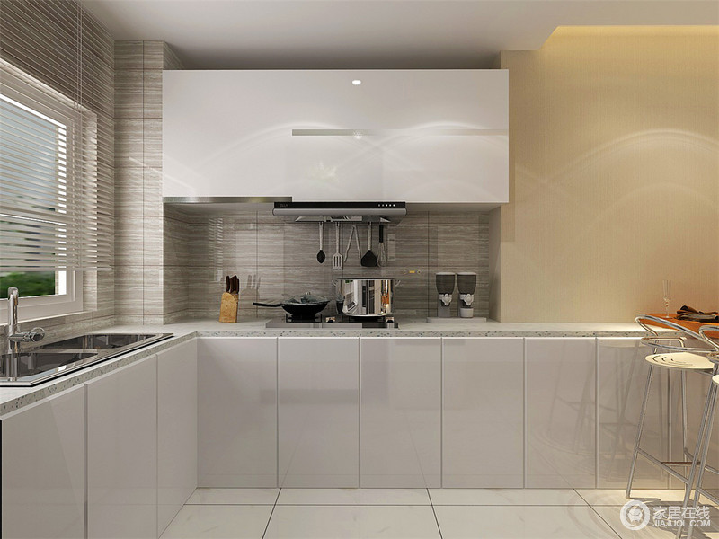 灰白色的橱柜因为材质的亮度而增强了空间的现代气质，L型台面利用大理石铺设出耐磨、耐用，令厨房的烹饪时刻更自得。
